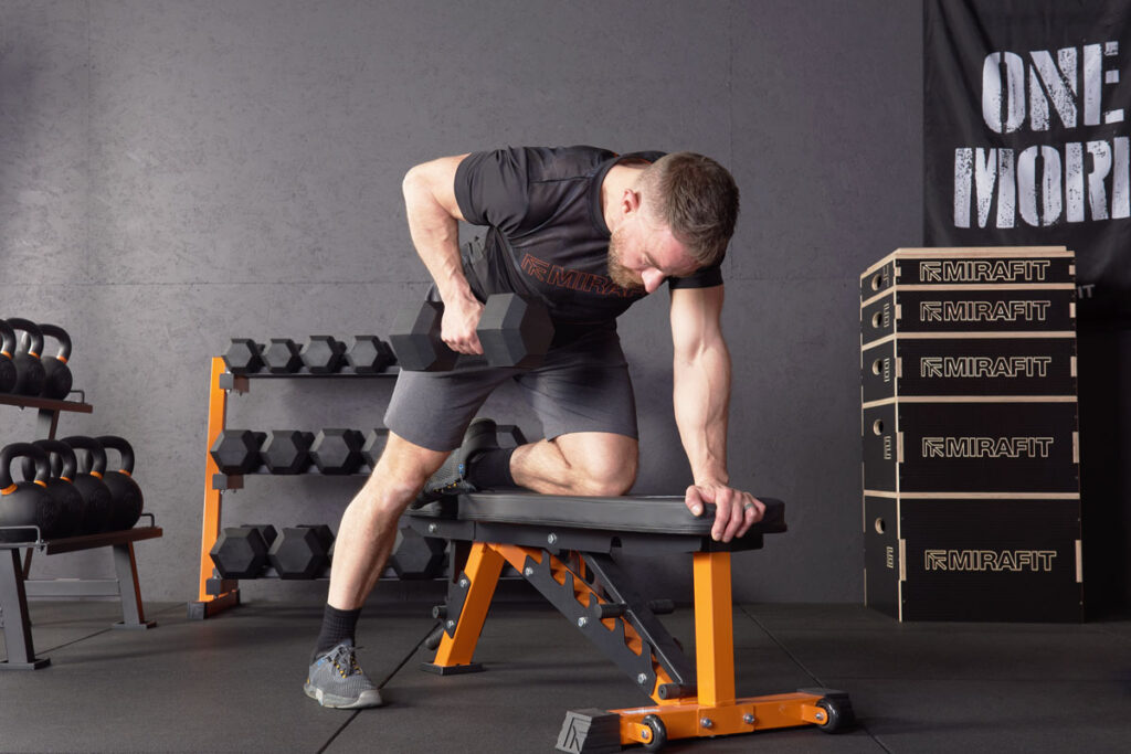 Cara Membangun Otot Hanya Menggunakan Bench Beban dan Dumbbell