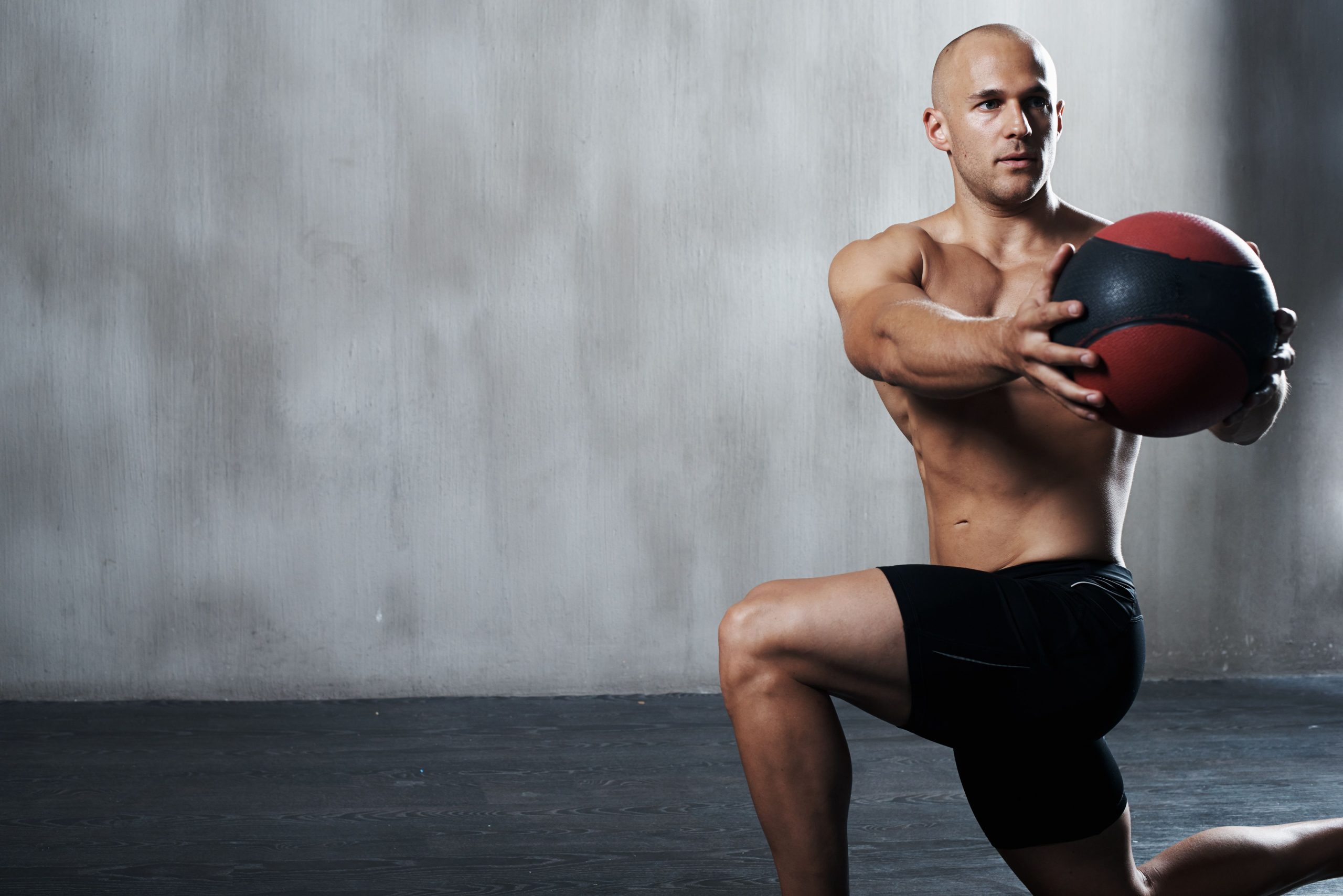 Tingkatkan Keseimbangan dan Stabilitas dengan Latihan Medicine Ball